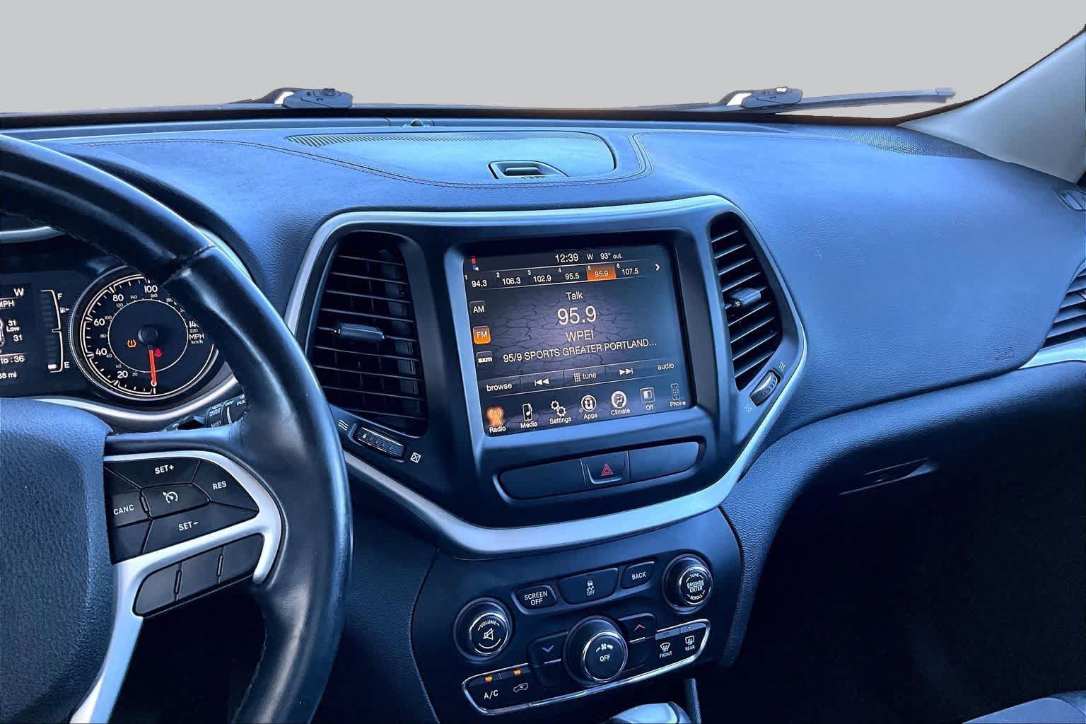 Used 2018 Jeep Cherokee Latitude Plus AWD/4WD image 7