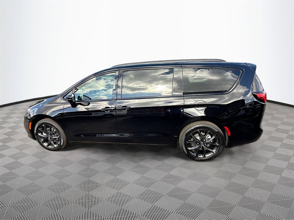 New 2026 Chrysler Pacifica Limited w/ S Appearance Package image 8