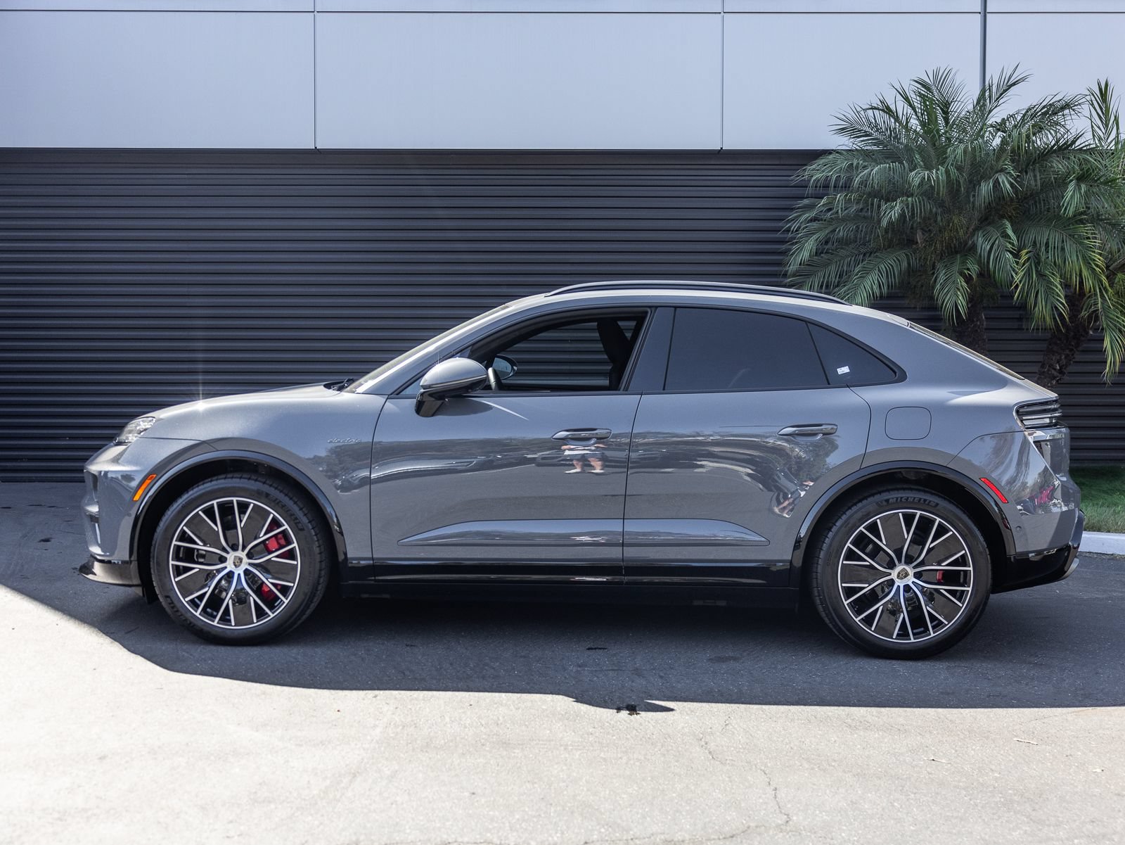 Certified 2025 Porsche Macan Turbo Electric AWD/4WD image 11