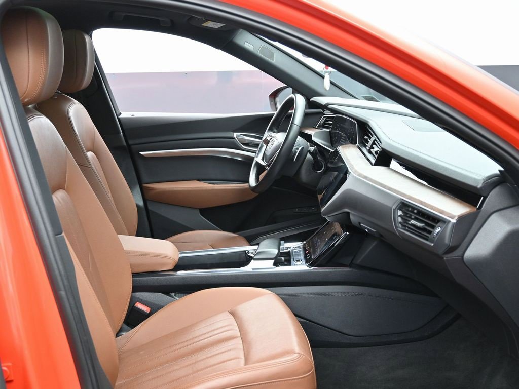 Used 2022 Audi e-tron Premium Plus w/ Premium Plus Package image 38