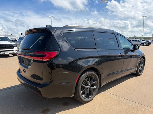 Used 2025 Chrysler Pacifica Limited FWD image 3