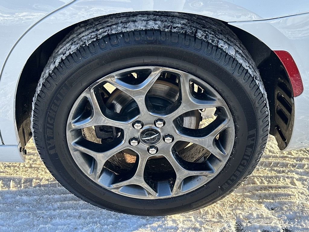 Used 2016 Chrysler 300 S image 5