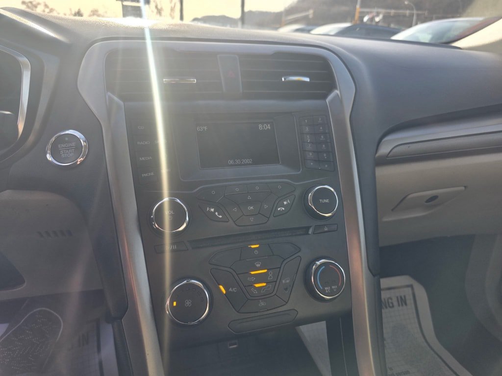 Used 2017 Ford Fusion SE FWD image 9