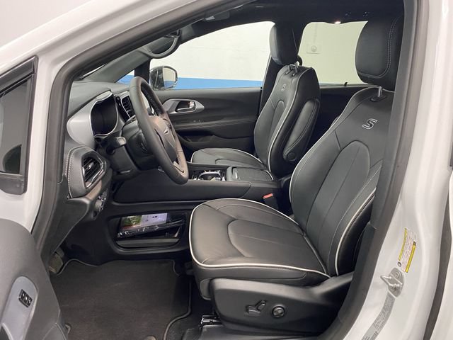 New 2026 Chrysler Pacifica Limited w/ S Appearance Package AWD/4WD image 4
