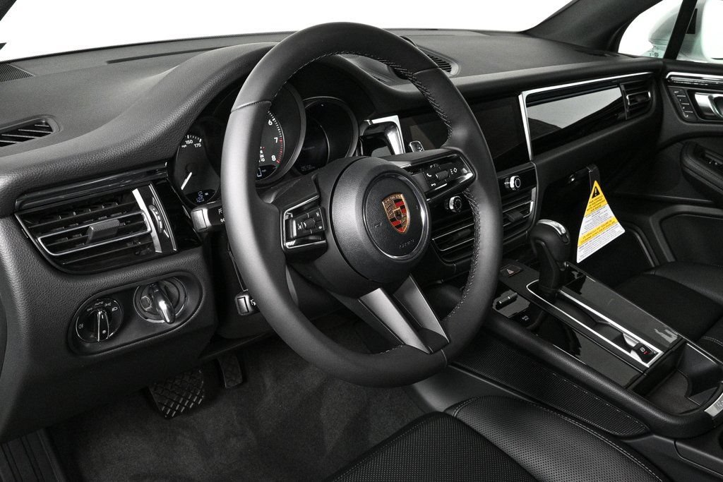 Certified 2026 Porsche Macan AWD/4WD image 4