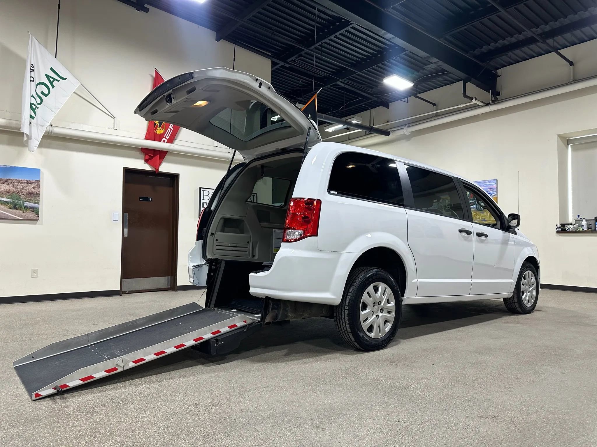 Used 2019 Dodge Grand Caravan SE image 30