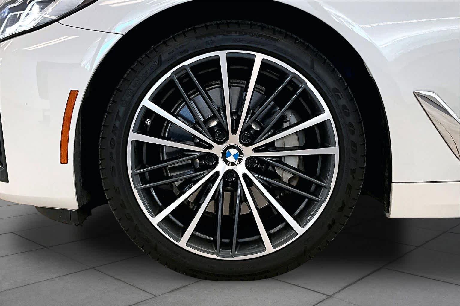 Used 2023 BMW 530i w/ Premium Package RWD image 9