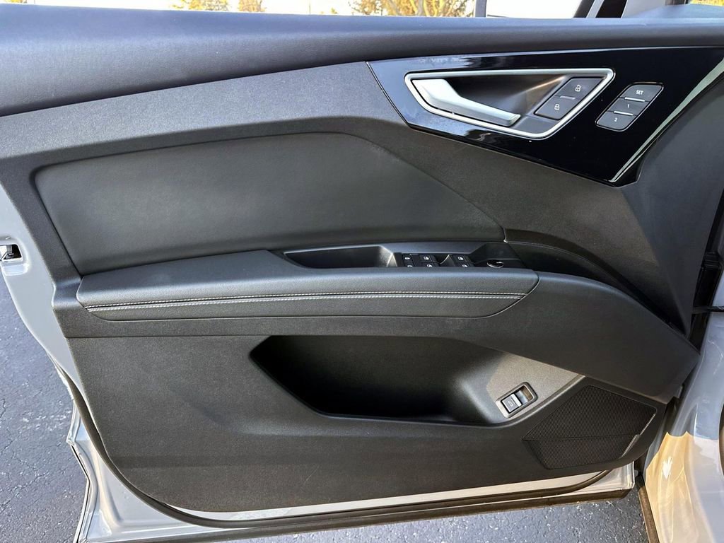 Used 2025 Audi Q4 e-tron Premium w/ Convenience Package image 11