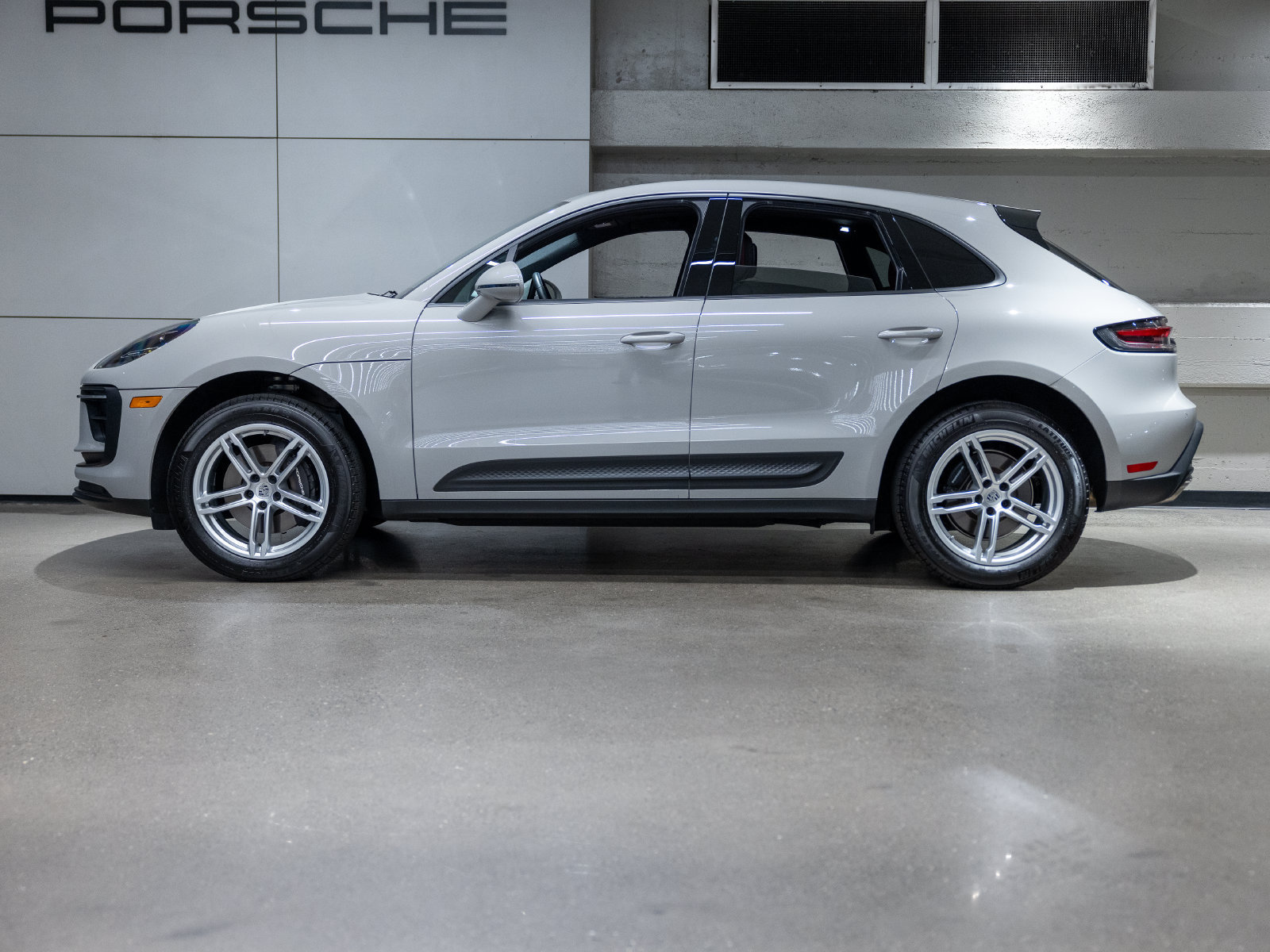 Certified 2026 Porsche Macan AWD/4WD image 2