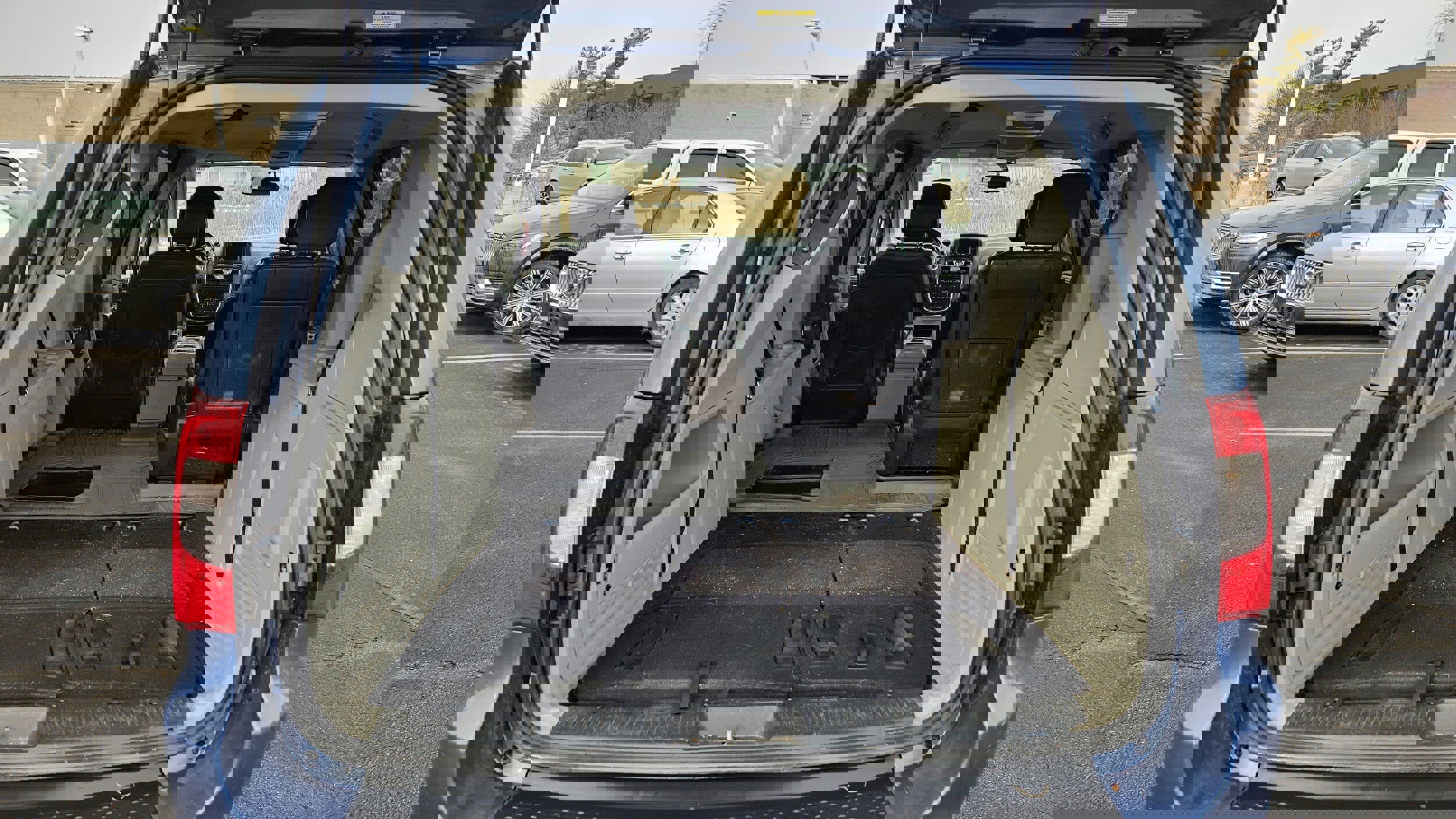 Used 2011 Chrysler Town & Country Touring-L w/ Driver Convenience Group image 15