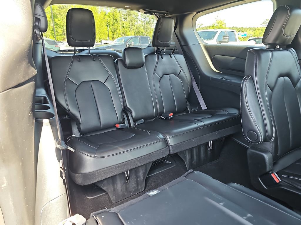 Used 2025 Chrysler Pacifica Select image 15