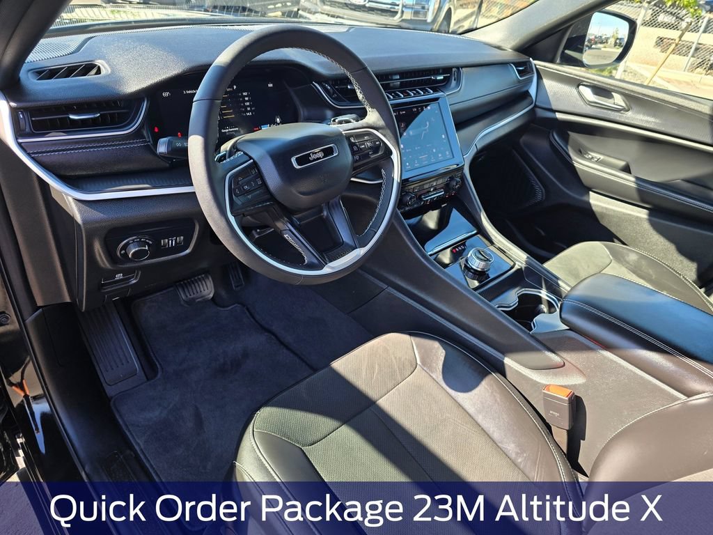 Used 2025 Jeep Grand Cherokee Altitude AWD/4WD image 2