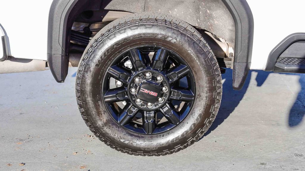 Used 2025 GMC Sierra 2500 AT4 image 12