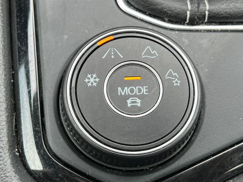 Used 2023 Volkswagen Taos SE w/ Panoramic Sunroof Package AWD/4WD image 27