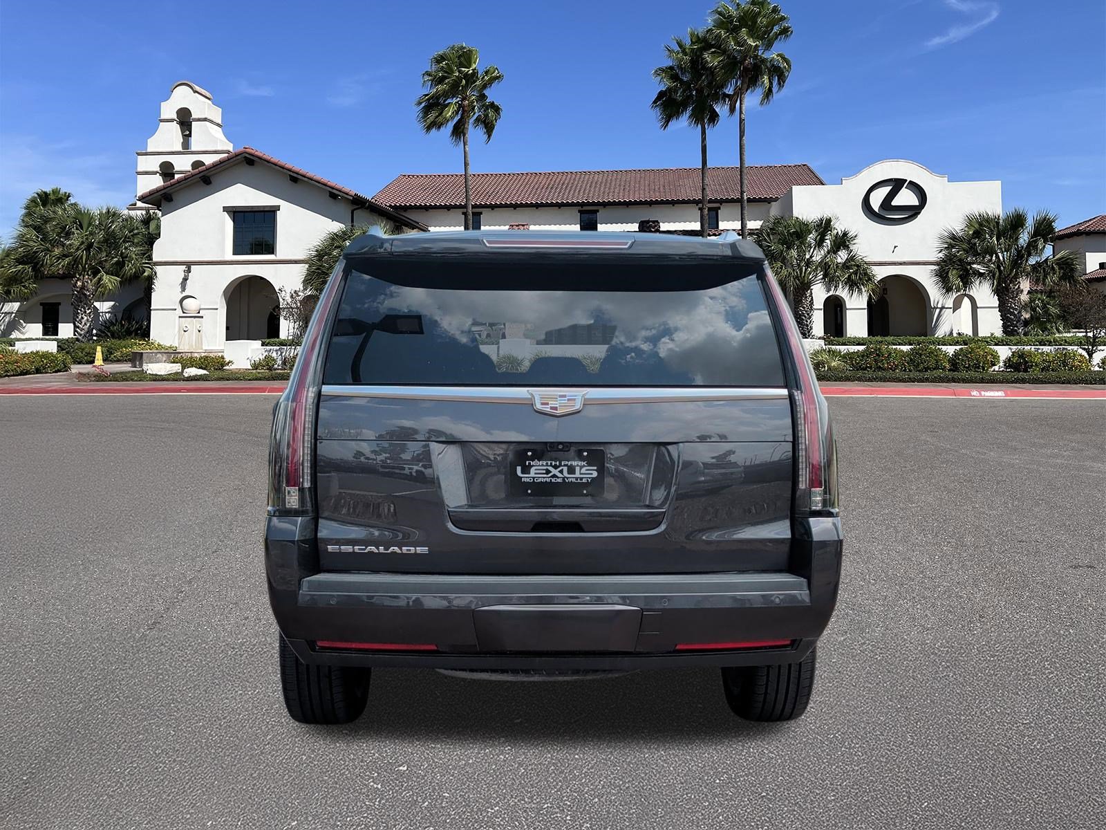 Used 2017 Cadillac Escalade Premium Luxury RWD image 3