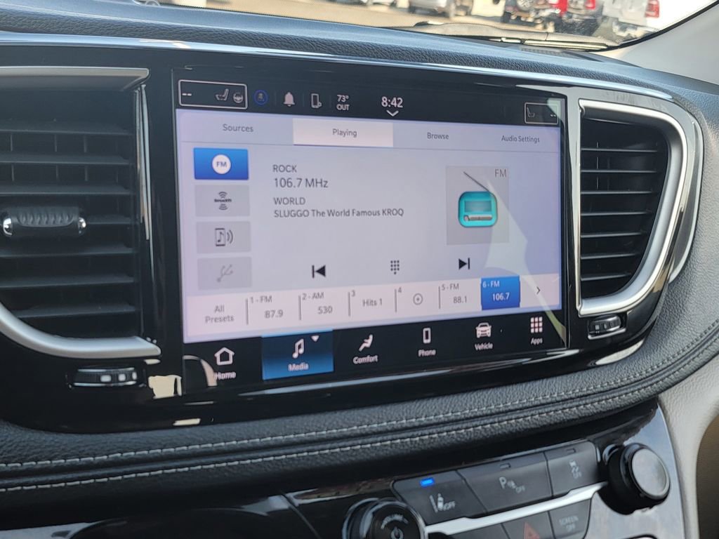 Certified 2023 Chrysler Pacifica Touring-L image 26