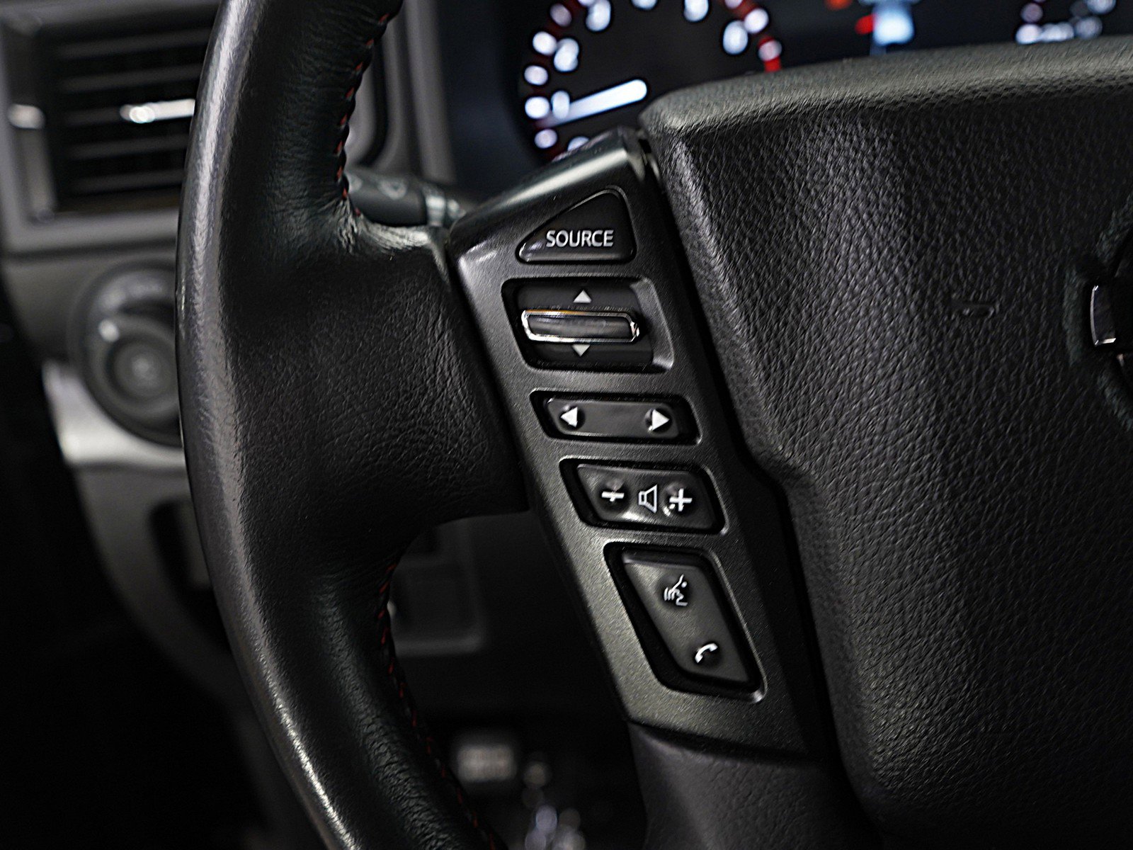 Used 2020 Nissan Titan PRO-4X w/ Pro-4x Convenience Package image 17