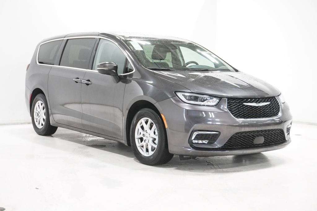 Certified 2023 Chrysler Pacifica Touring-L image 4