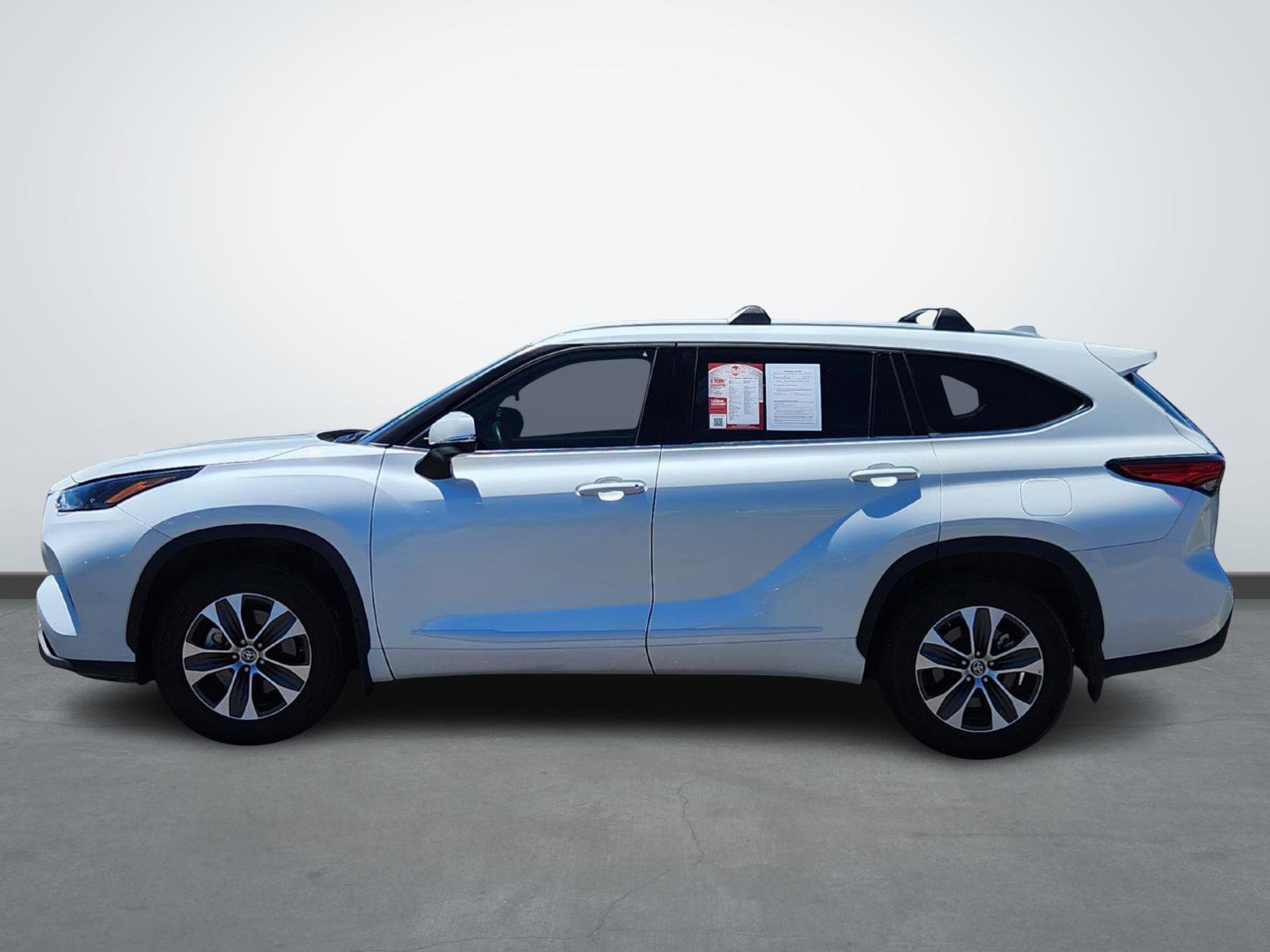 Used 2022 Toyota Highlander XLE image 2