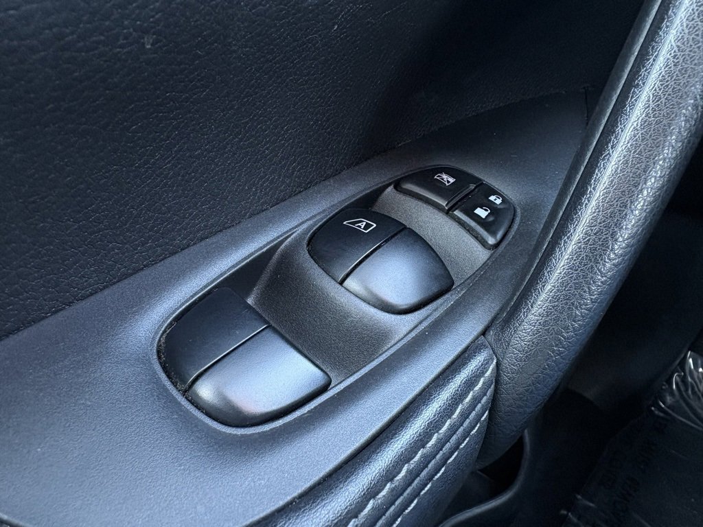 Used 2022 Nissan Rogue Sport SV image 12