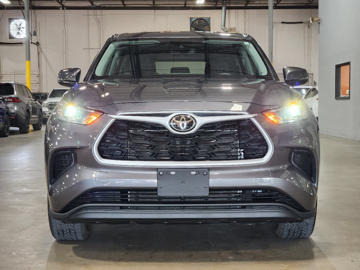 Used 2022 Toyota Highlander L FWD image 2