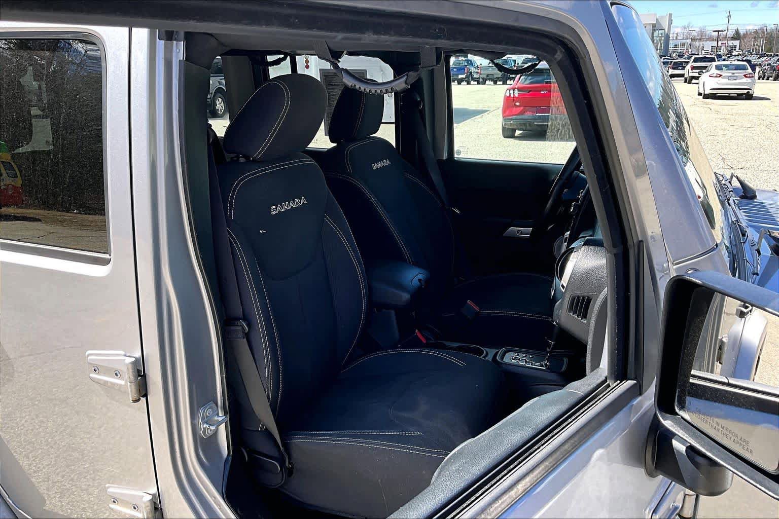 Used 2018 Jeep Wrangler Unlimited Sahara w/ Connectivity Group AWD/4WD image 8