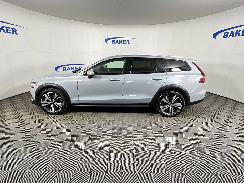 Used 2025 Volvo V60 B5 Cross Country Plus image 6