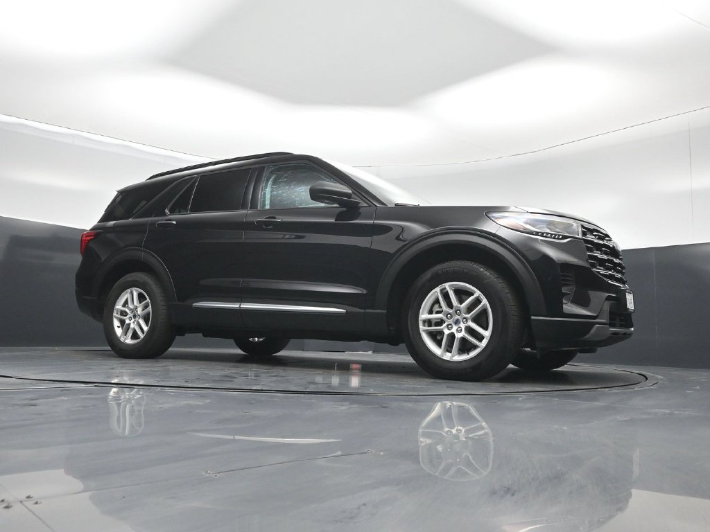 Used 2025 Ford Explorer Active AWD/4WD image 4