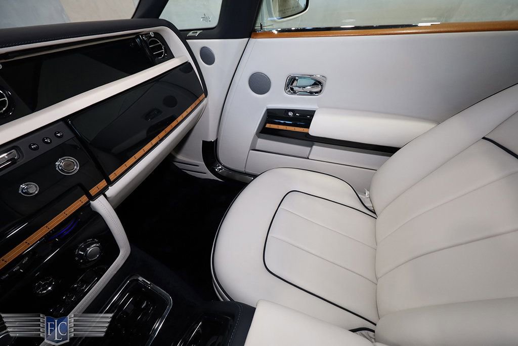 Used 2017 Rolls-Royce Phantom Drophead Coupe image 32