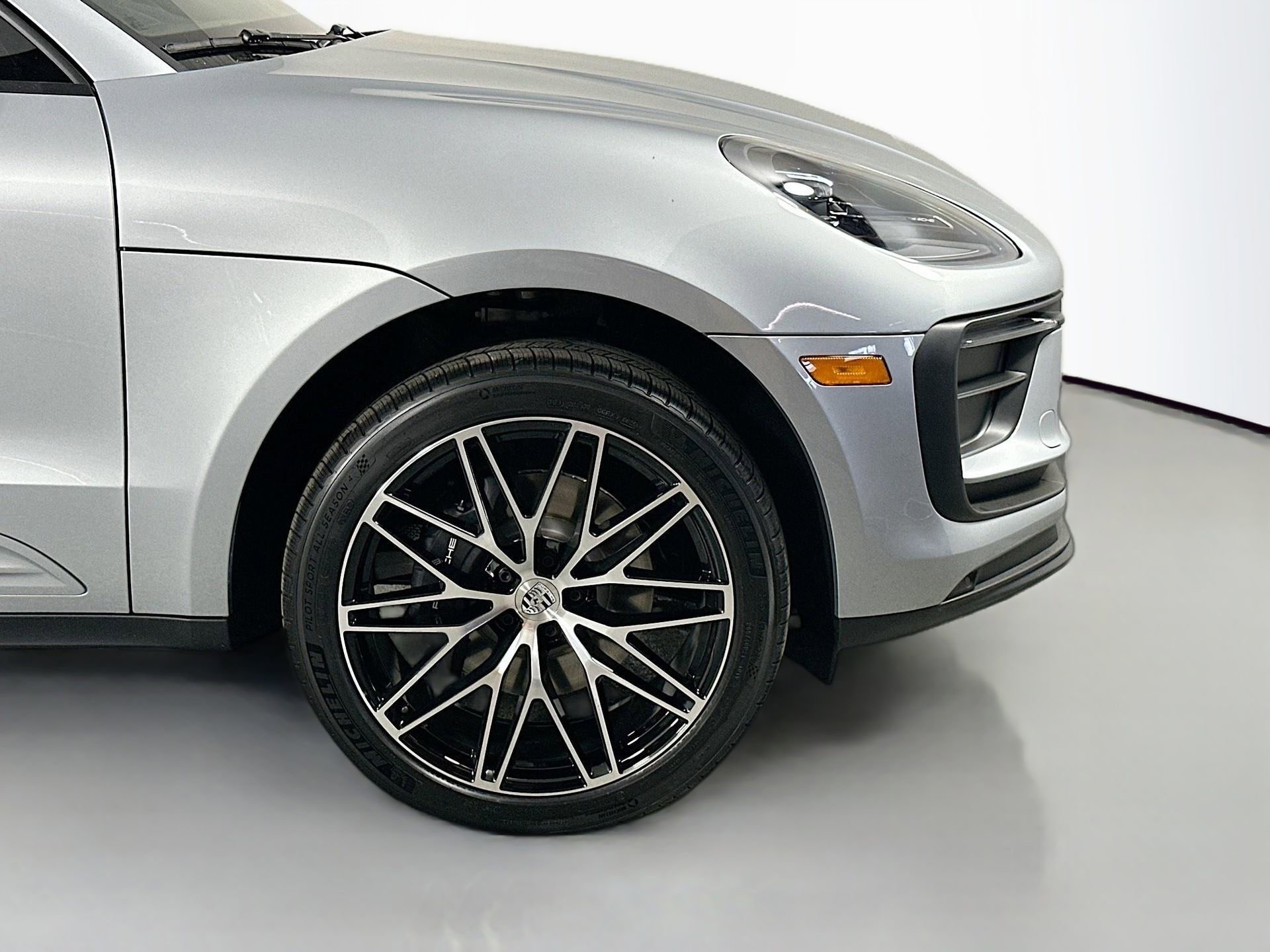 Certified 2025 Porsche Macan image 14