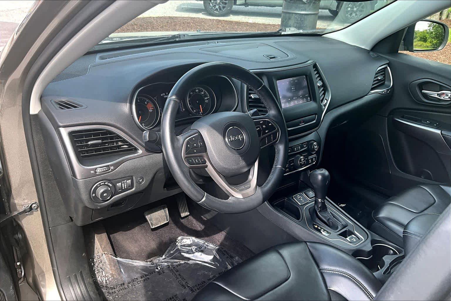 Used 2019 Jeep Cherokee Latitude Plus w/ Comfort/Convenience Group FWD image 17