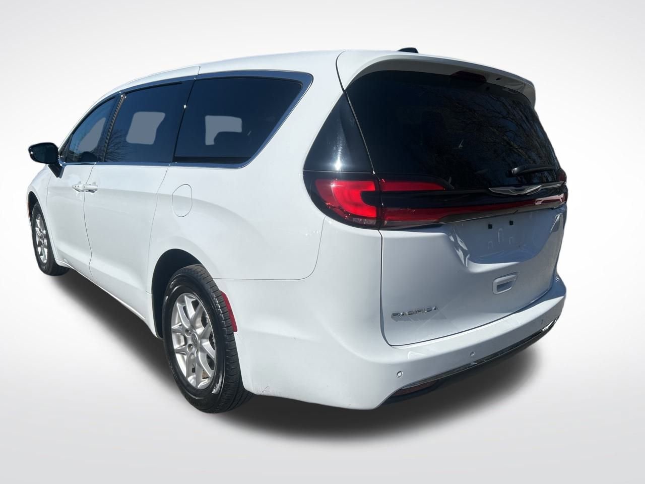 Used 2024 Chrysler Pacifica Touring-L image 3