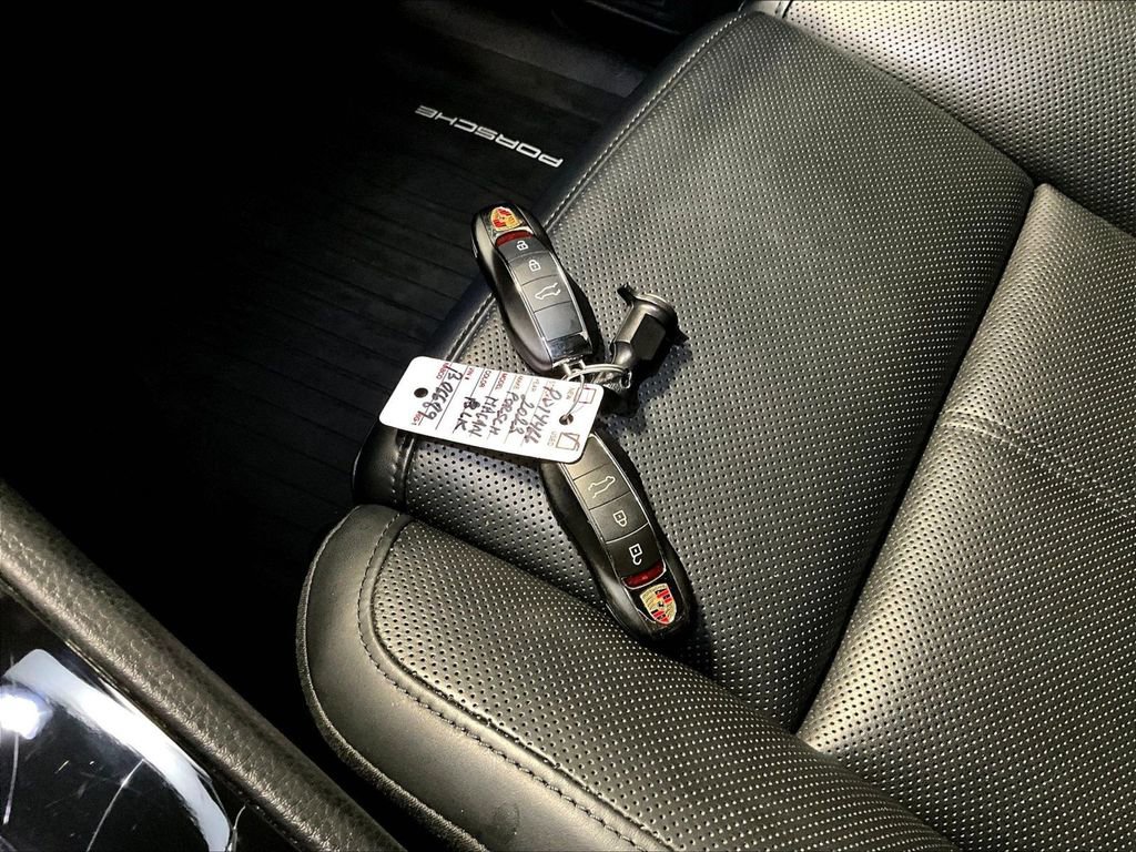 Certified 2023 Porsche Macan image 16