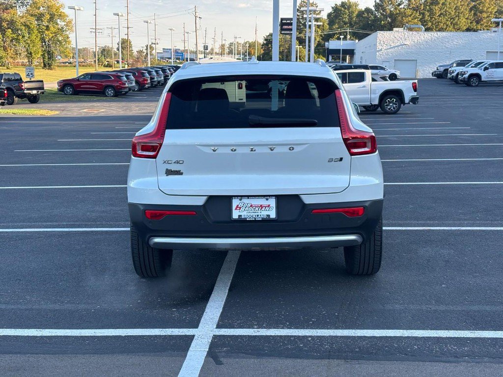 Used 2023 Volvo XC40 B5 Plus AWD/4WD image 4