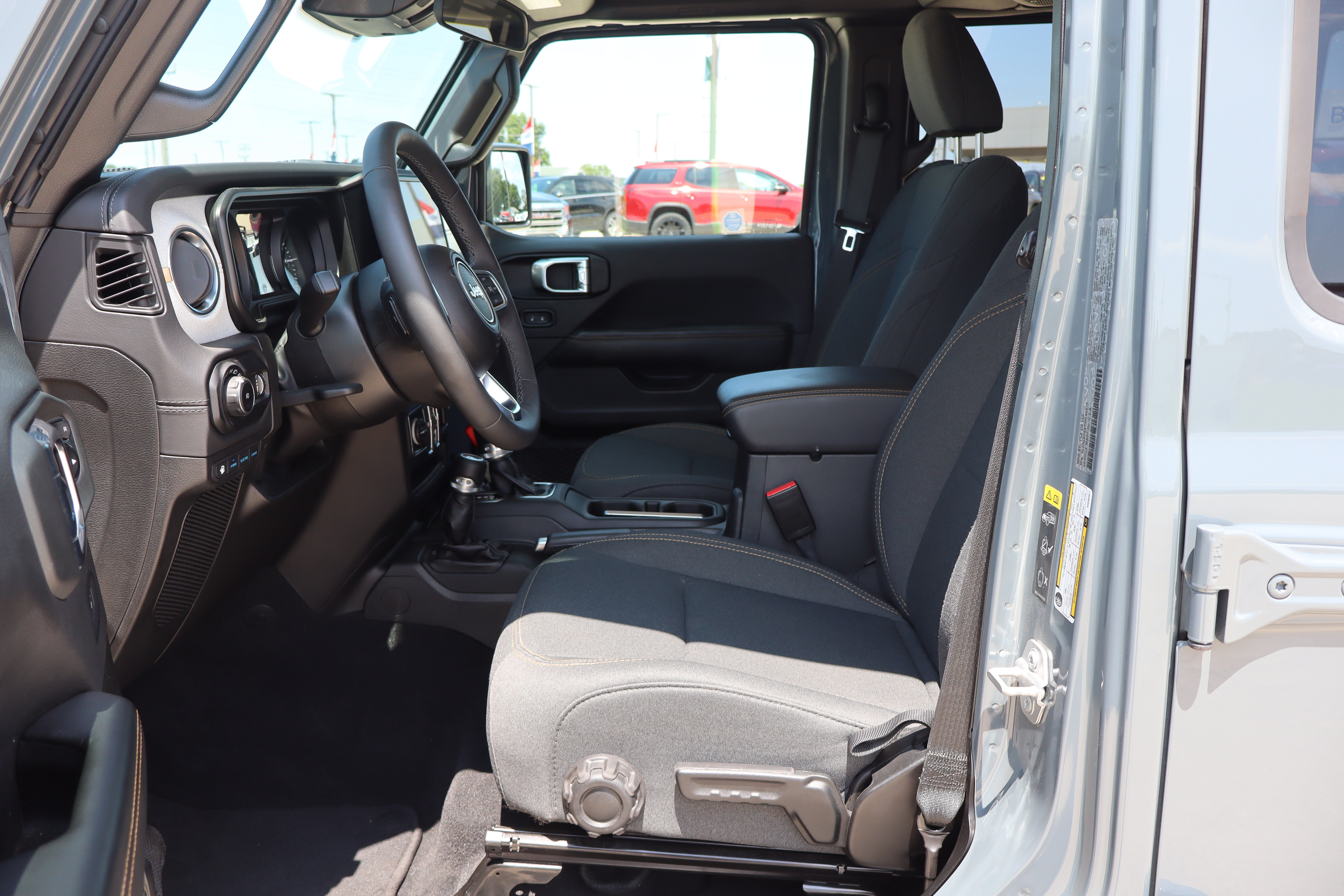 Used 2025 Jeep Wrangler Unlimited Sahara AWD/4WD image 9