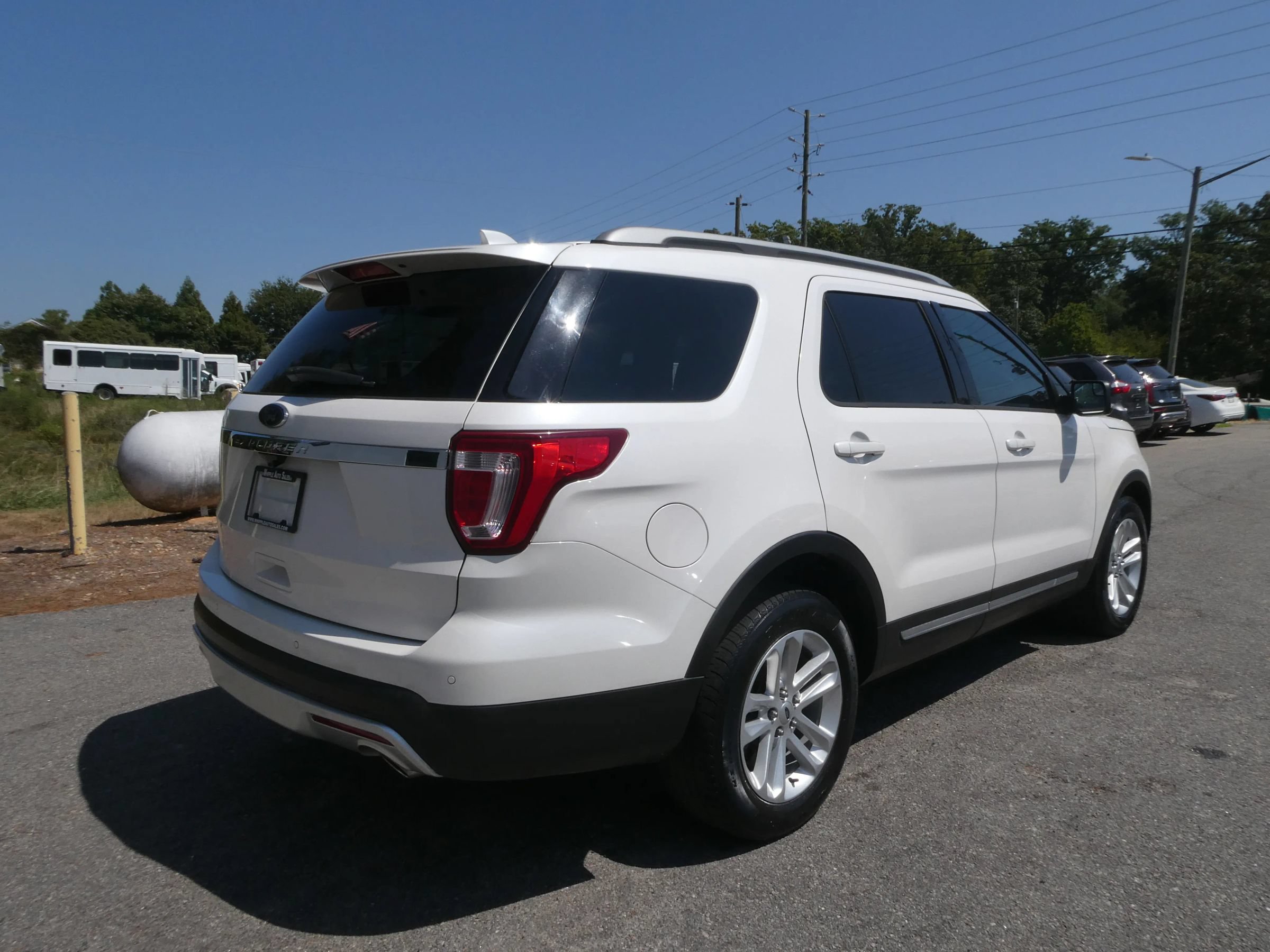 Used 2017 Ford Explorer XLT FWD image 5