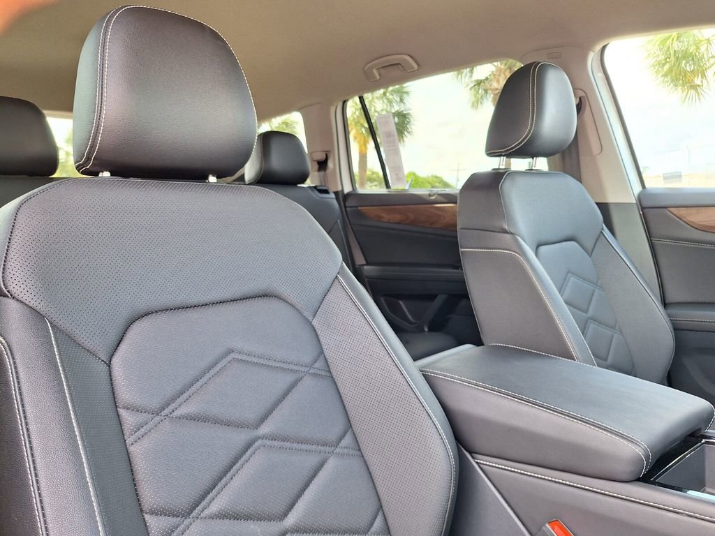 Used 2025 Volkswagen Atlas SE FWD image 30