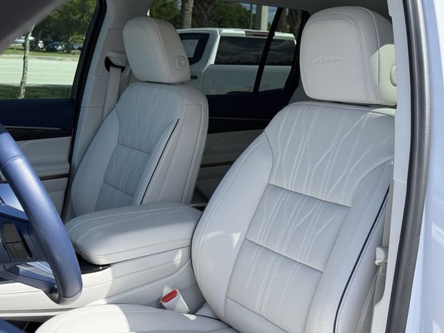 Used 2025 Buick Enclave Avenir image 18