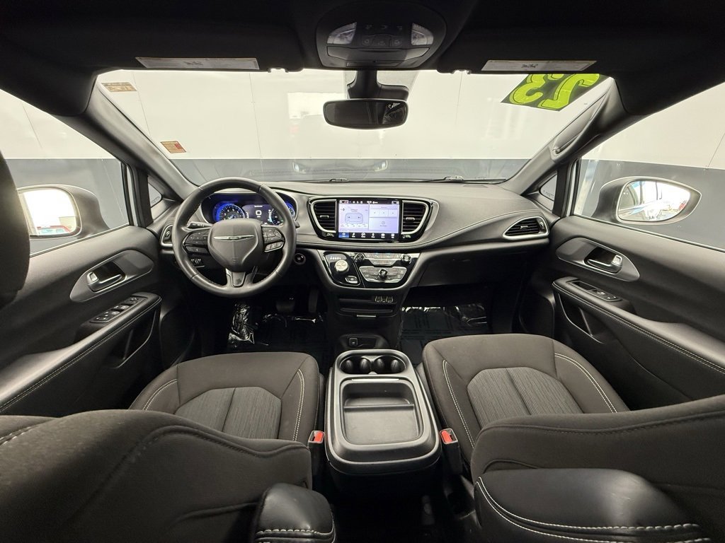 Used 2023 Chrysler Pacifica Touring image 3