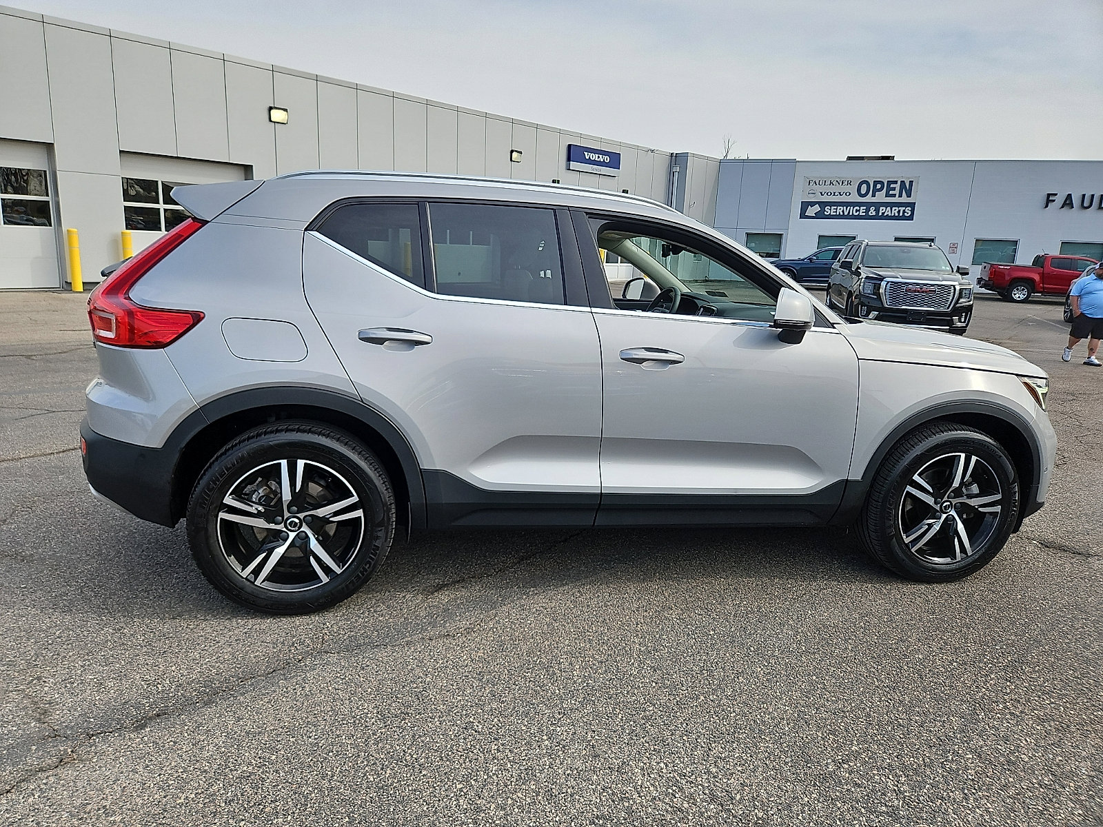 Certified 2023 Volvo XC40 B5 Plus w/ Driver Assist Package AWD/4WD image 7