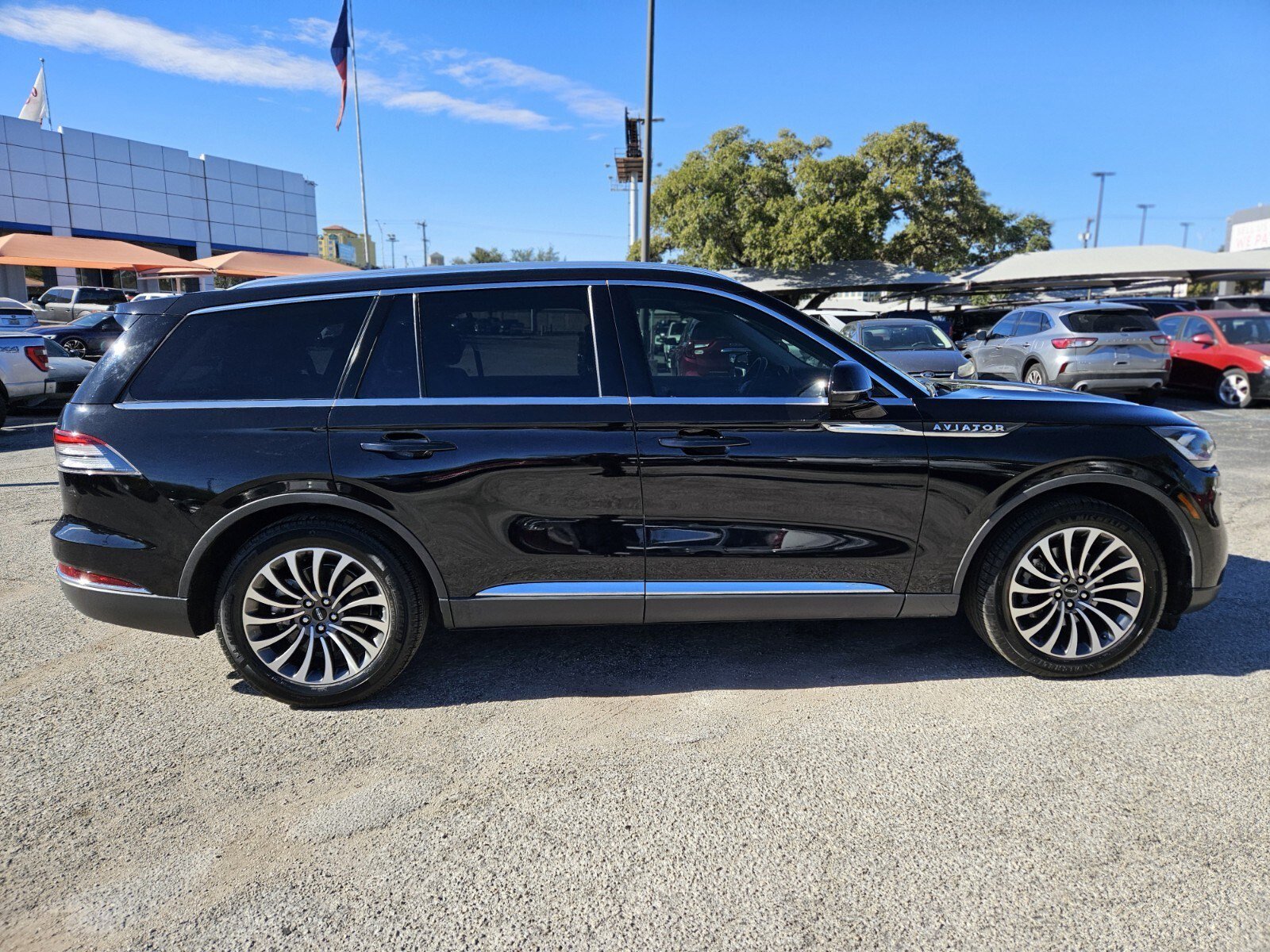 Used 2020 Lincoln Aviator Reserve w/ Elements Package Plus image 2