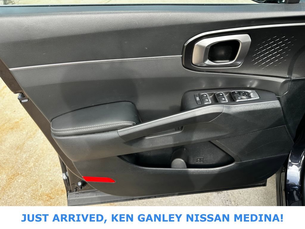 Used 2025 Kia Sorento LX FWD image 14