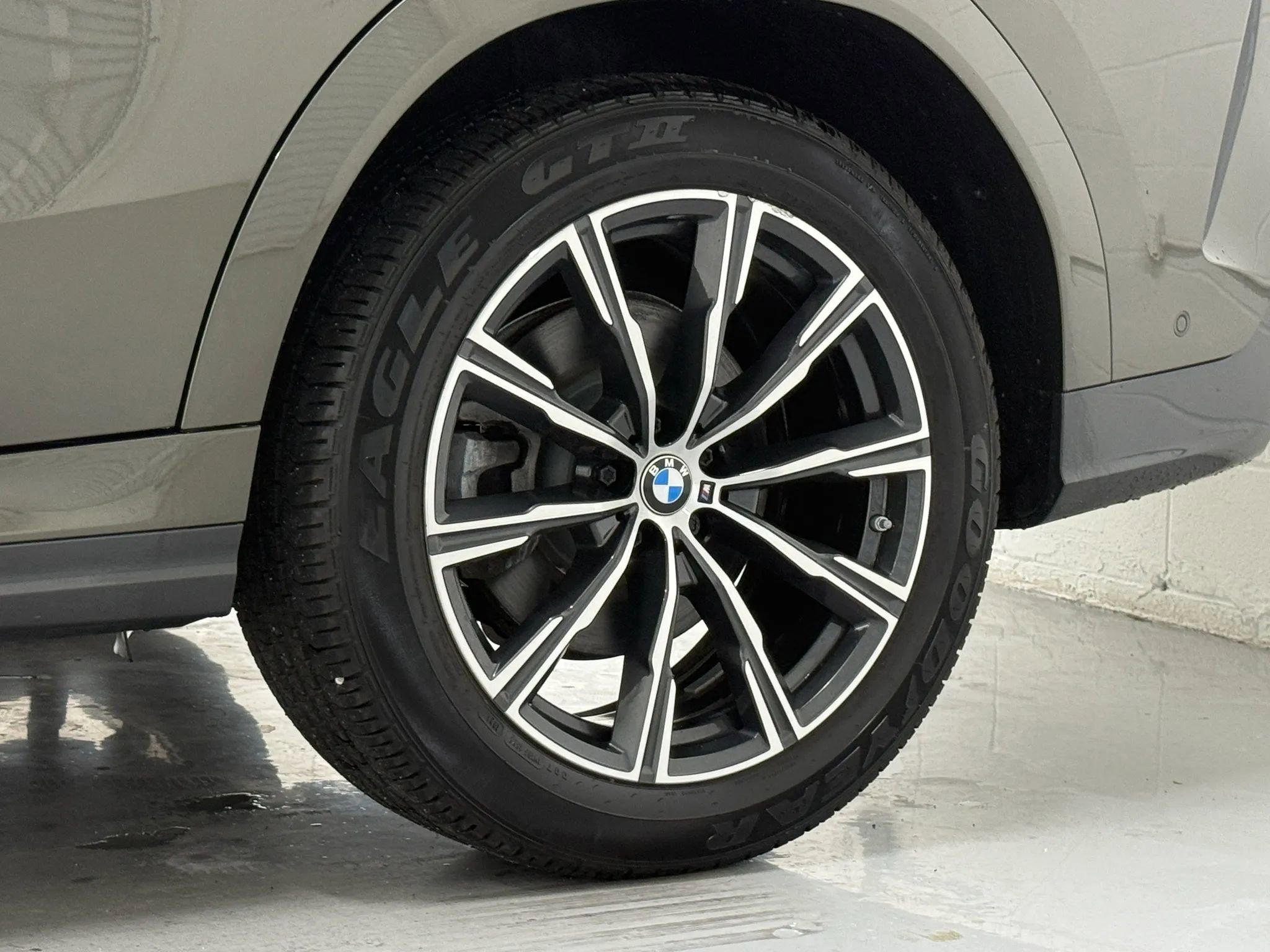 Used 2023 BMW X6 xDrive40i w/ M Sport Package image 46