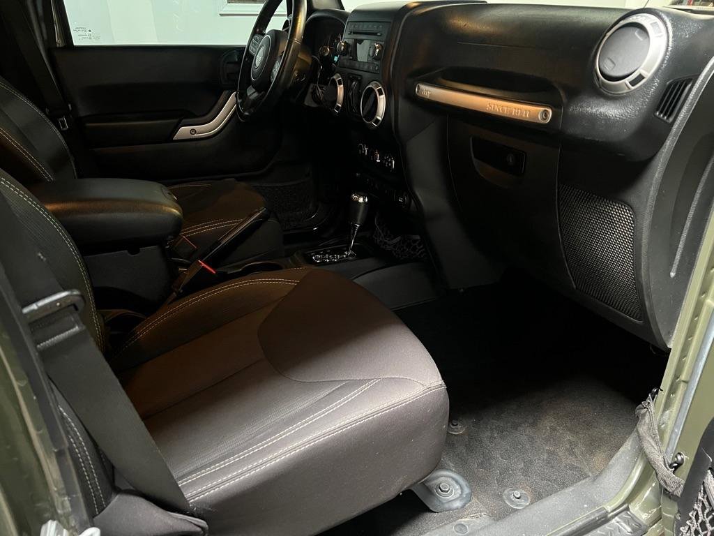 Used 2015 Jeep Wrangler Unlimited Rubicon w/ Connectivity Group image 25