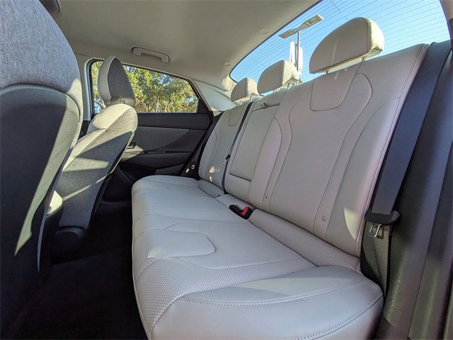 Used 2023 Hyundai Elantra Limited image 12