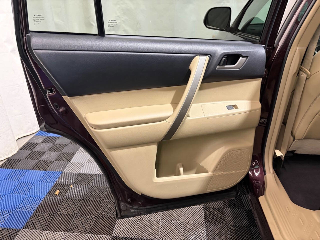 Used 2011 Toyota Highlander SE w/ Tow Pkg AWD/4WD image 9