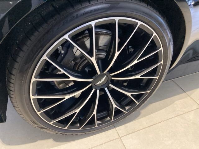 Used 2023 Aston Martin V8 Vantage Roadster image 16