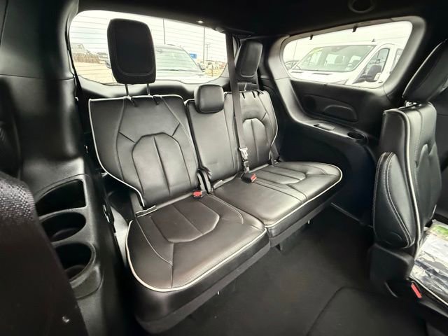 Used 2025 Chrysler Pacifica Limited image 14