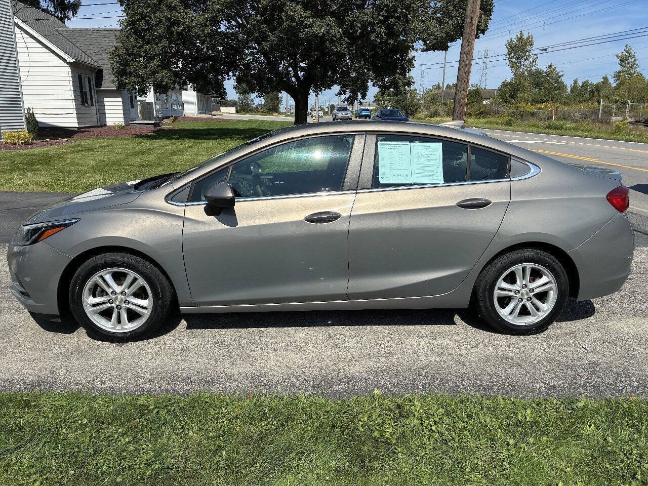 Used 2018 Chevrolet Cruze LT w/ Convenience Package FWD image 3