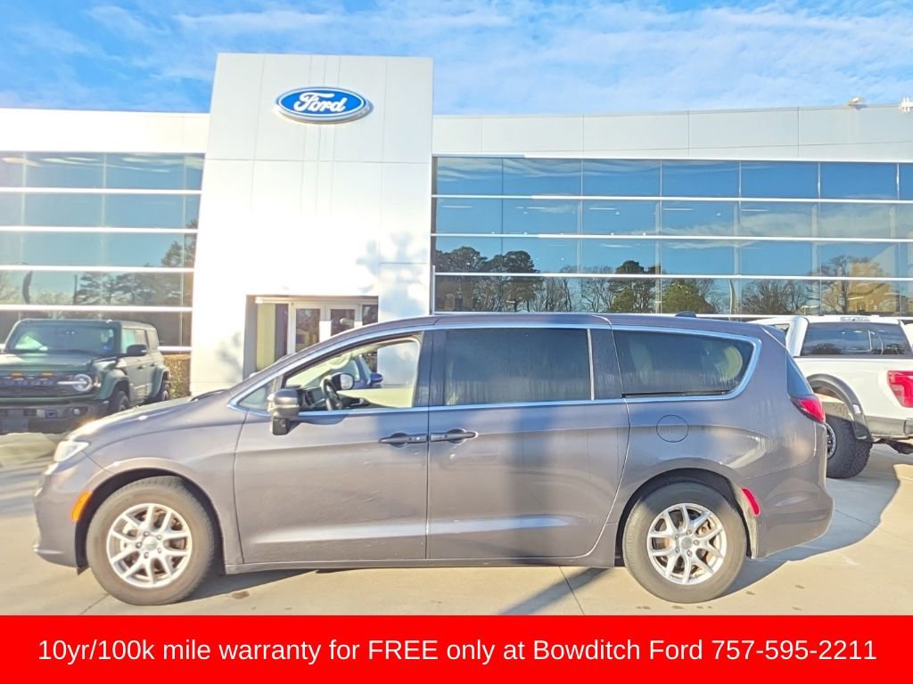 Used 2023 Chrysler Pacifica Touring-L image 8